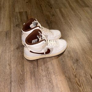 Nike Air Force 1 High '07
Vintage White Light Chocolate.